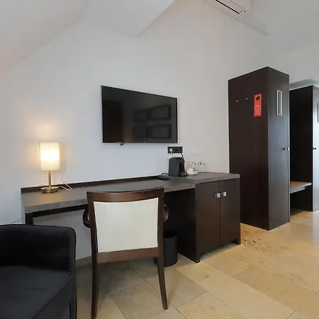 Hotel Devin Art