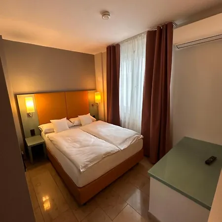 Hotel Devin Art 4*