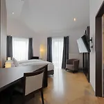 Hotel Devin Art 4*